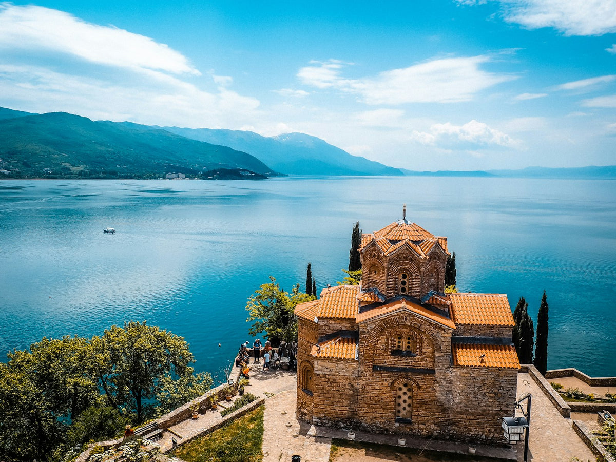Iglesia de Kaneo sobre el lago Ohrid