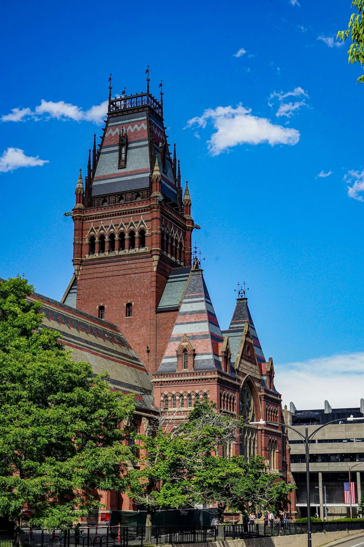 Edificio de ladrillo con torre en Harvard