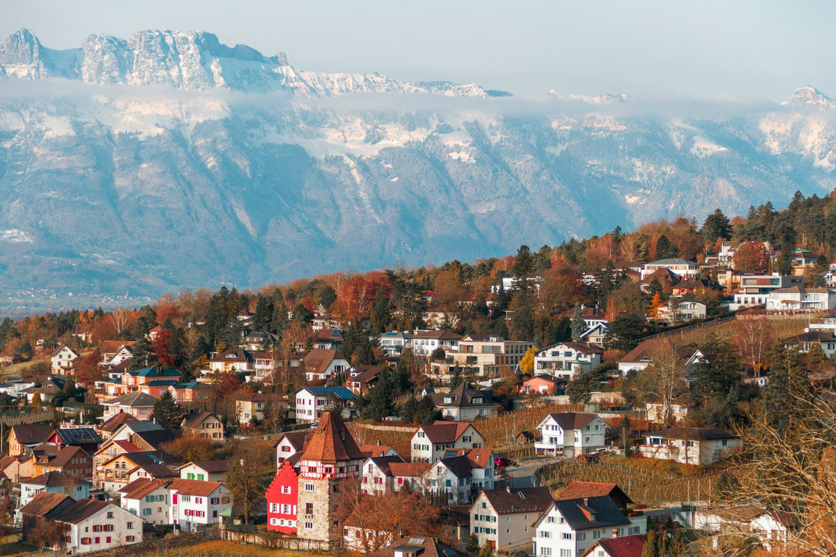 Pueblo al pie de los Alpes