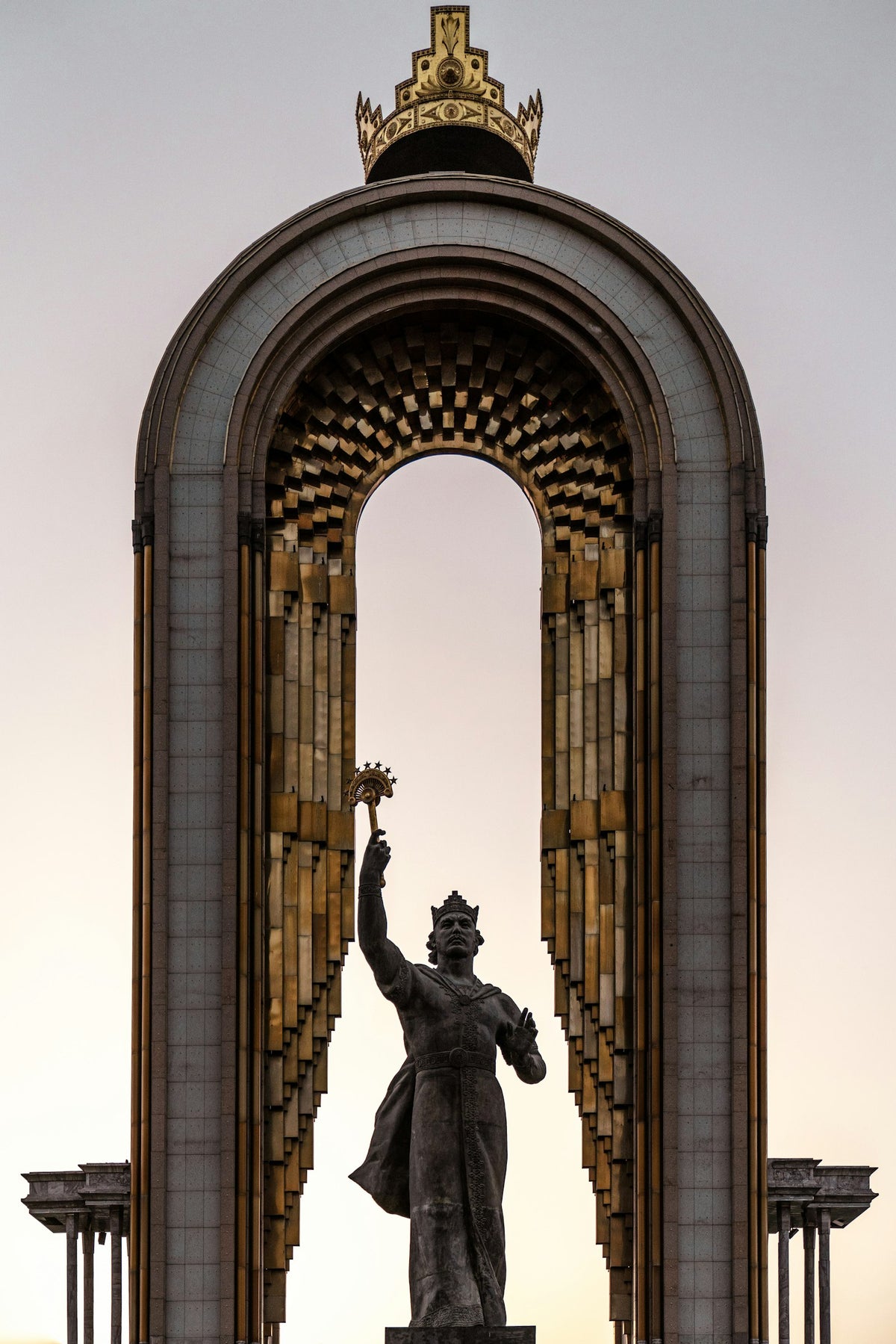 Monumento con arco en el centro de Dusambé