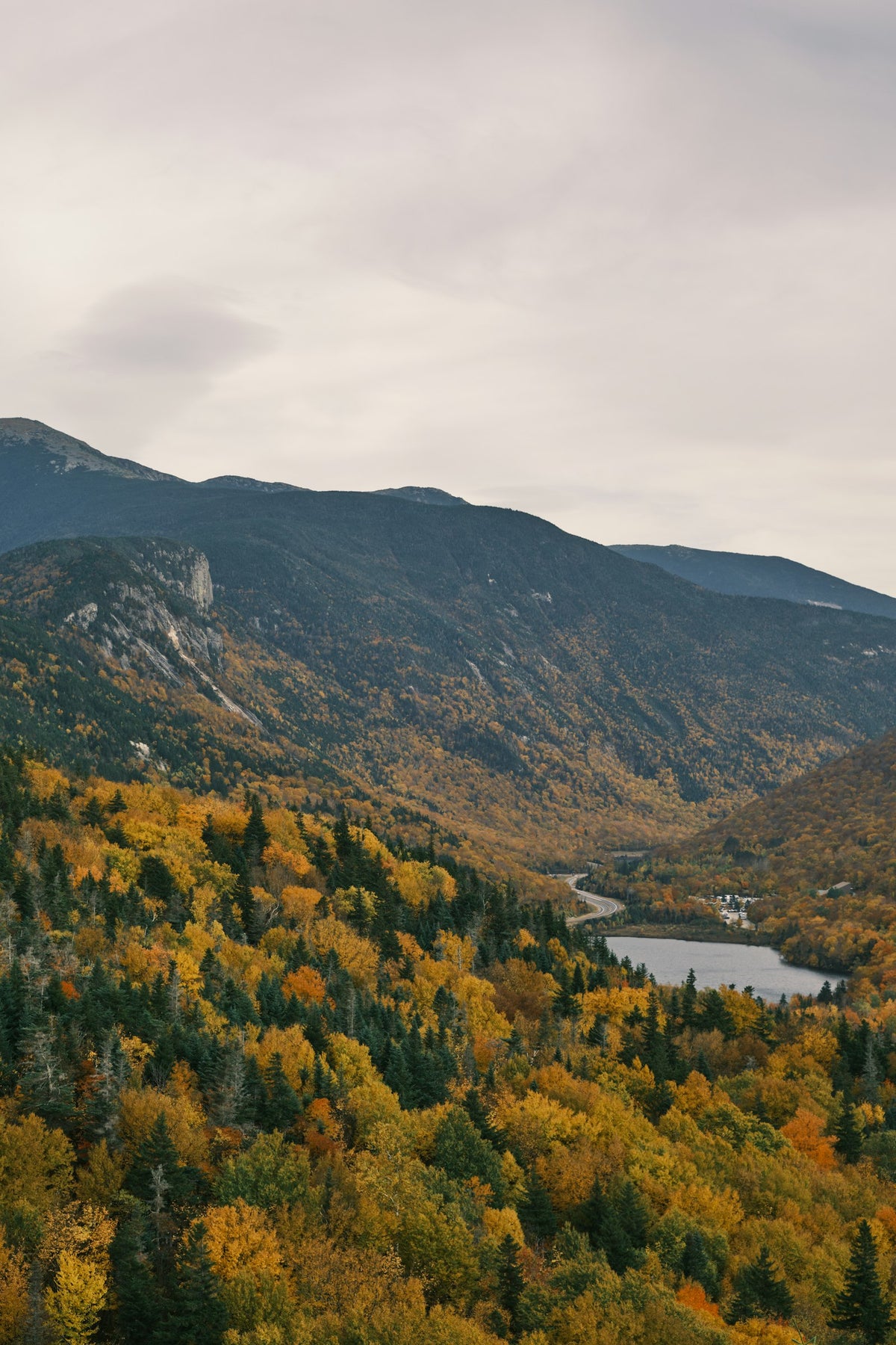 Lago y montañas de las White Mountains