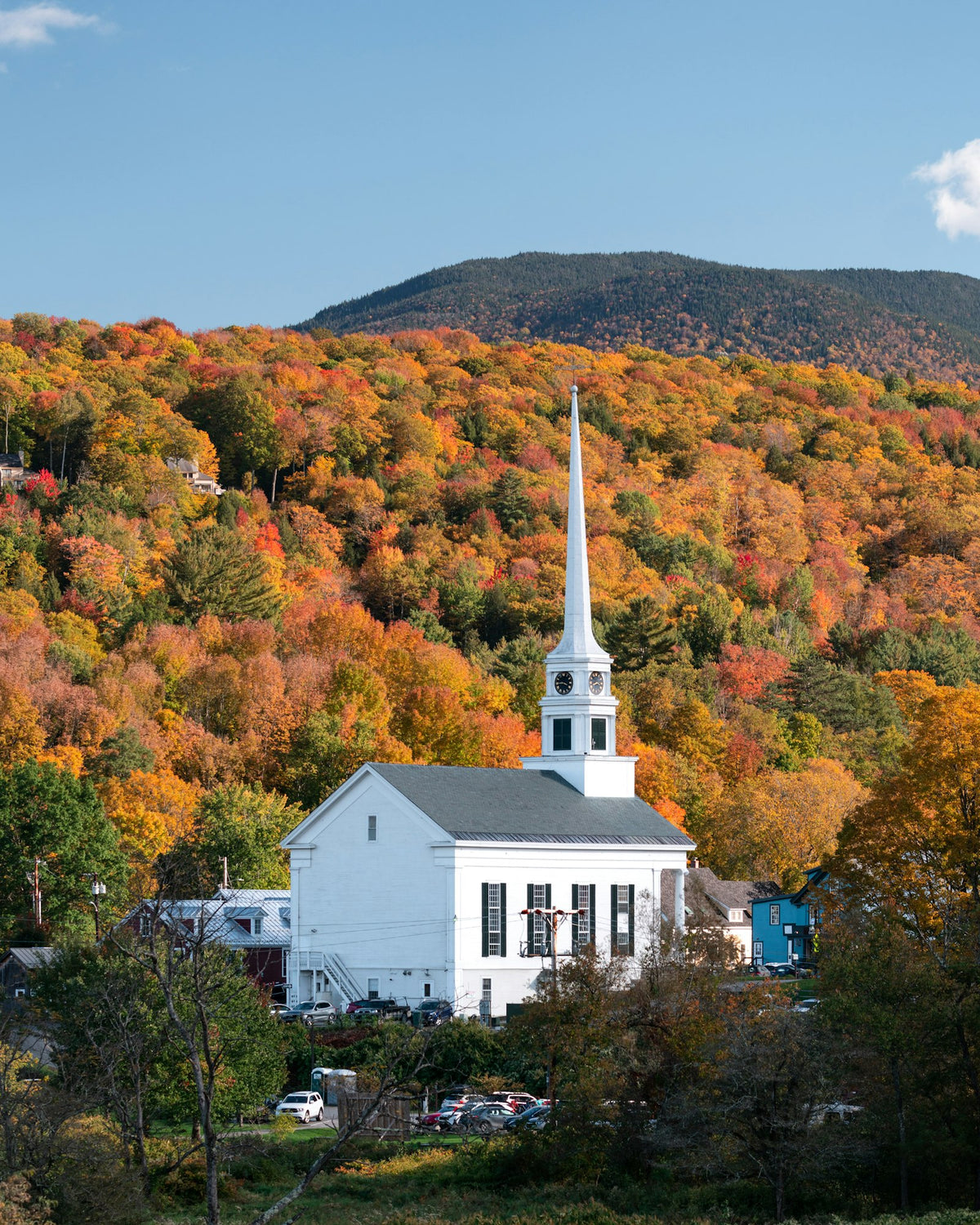 Iglesia blanca de Stowe en otoño