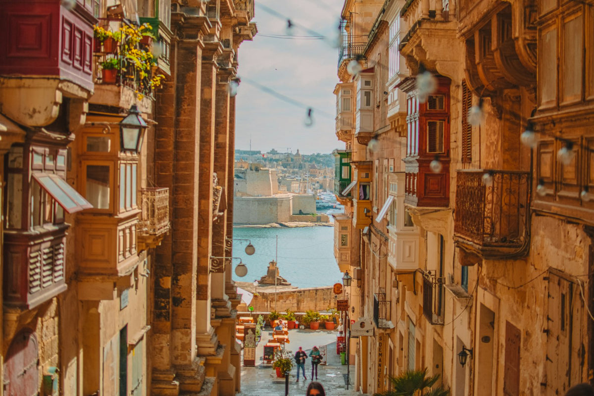Calle con balcones de La Valeta y el Gran Puerto