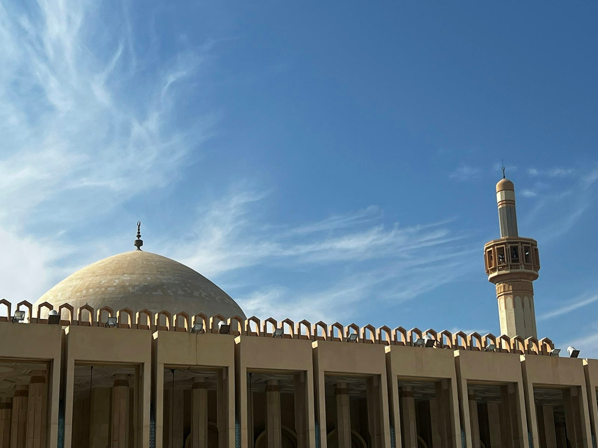 Mezquita con cúpula y minarete