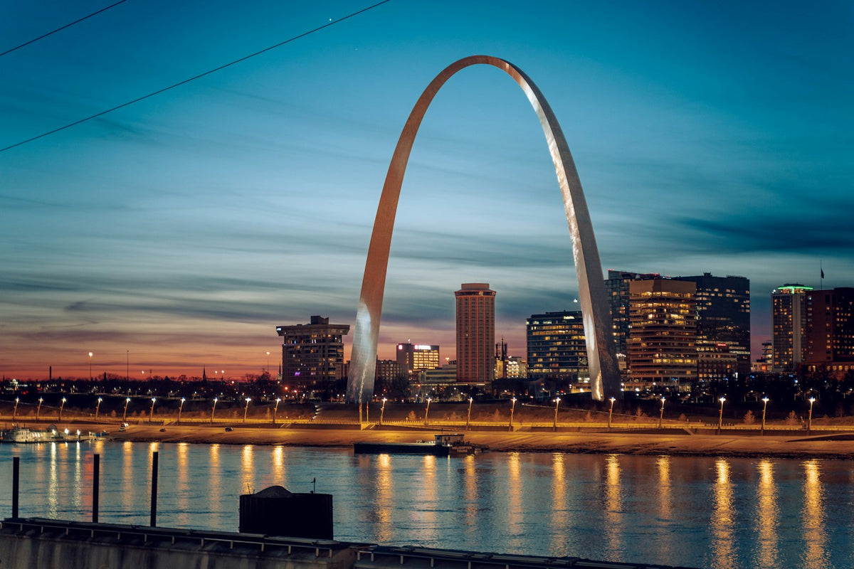 Gateway Arch de San Luis iluminado