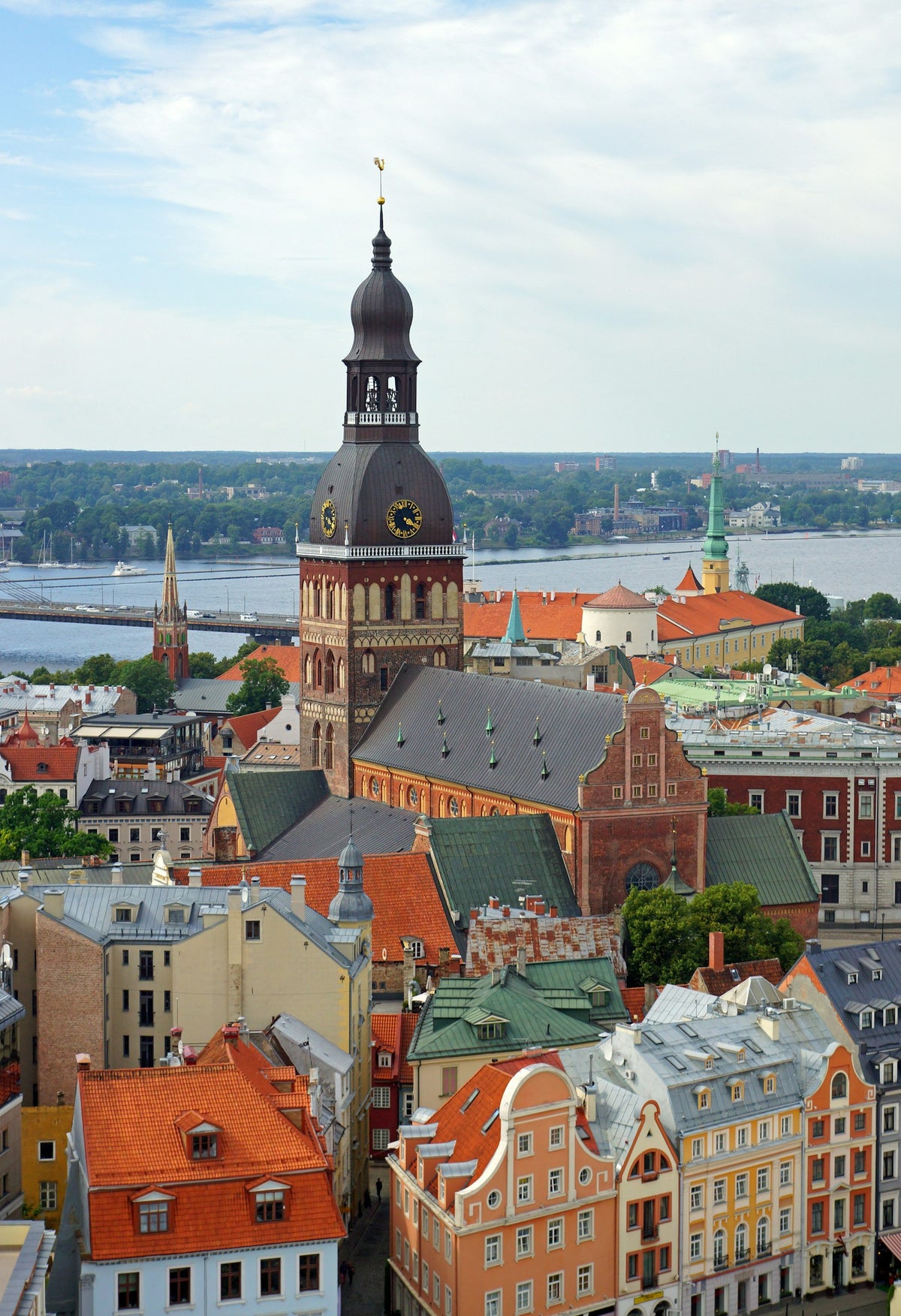 Torre del reloj en el casco antiguo de Riga