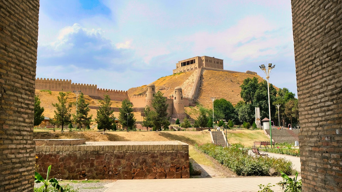 Antigua fortaleza tayika entre murallas