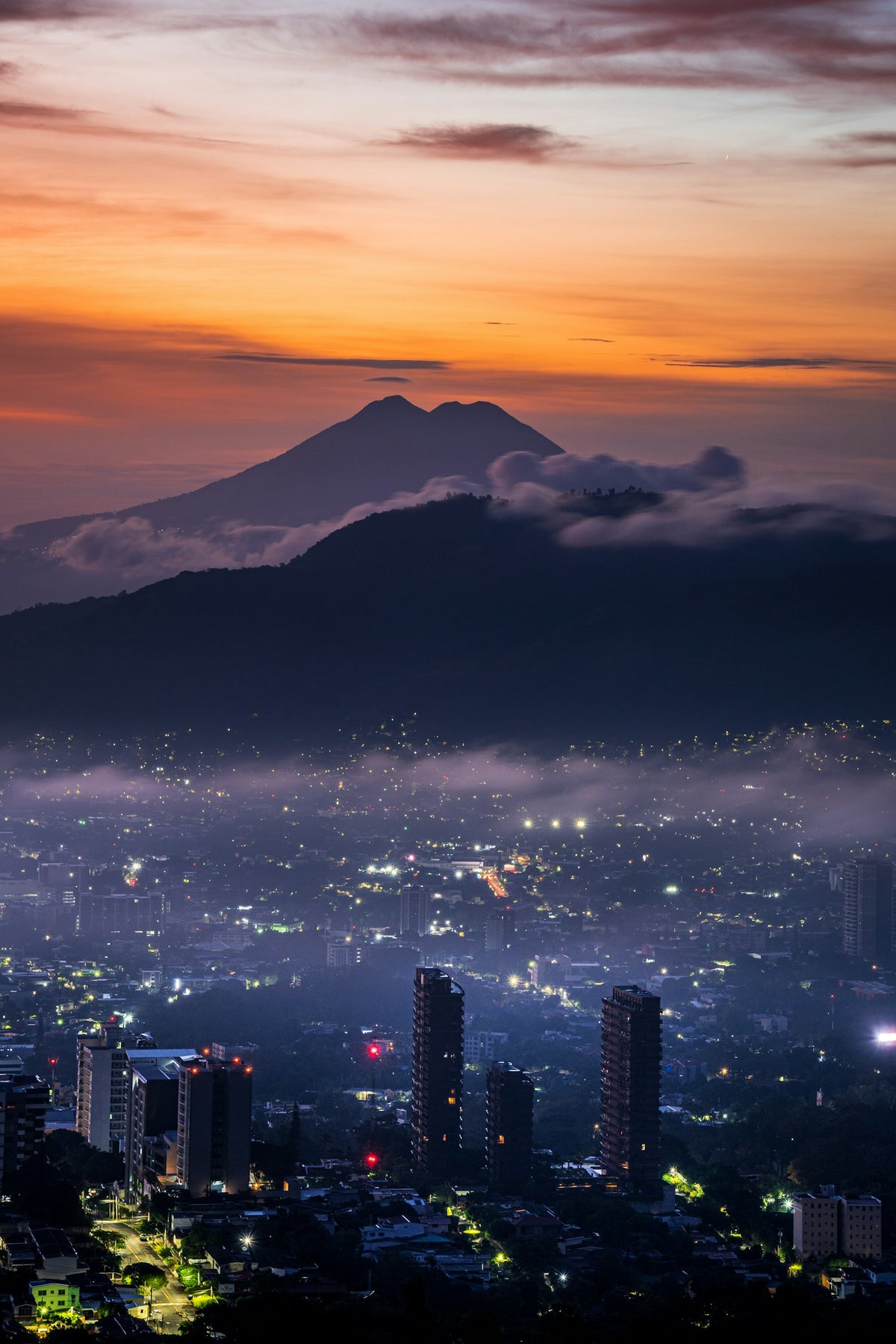 San Salvador con el volcán al fondo