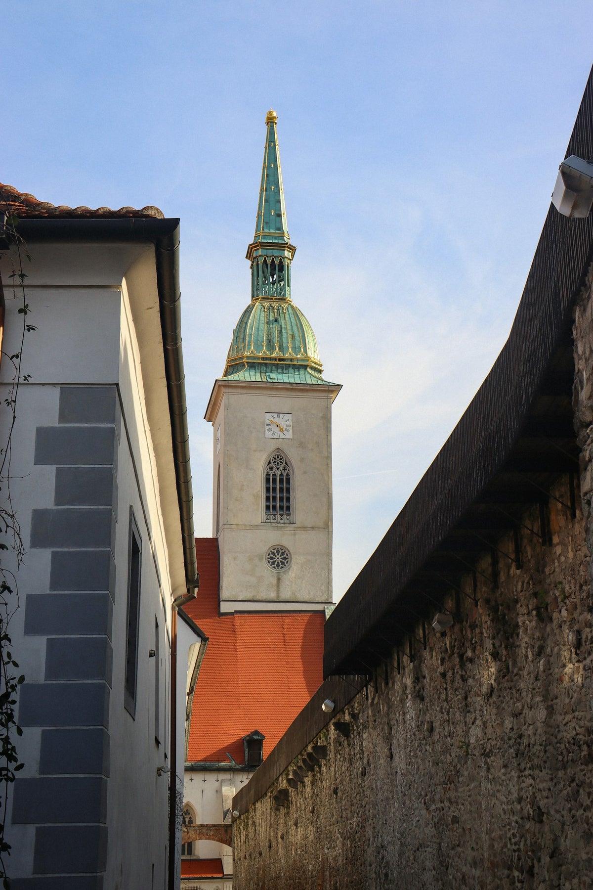 Torre y calles del casco antiguo de Bratislava
