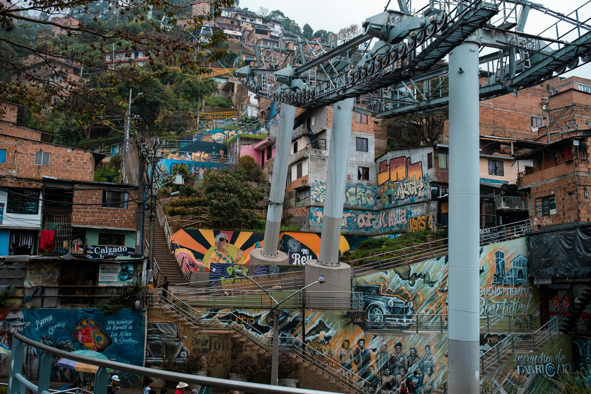 Grafitis y Metrocable en la Comuna 13