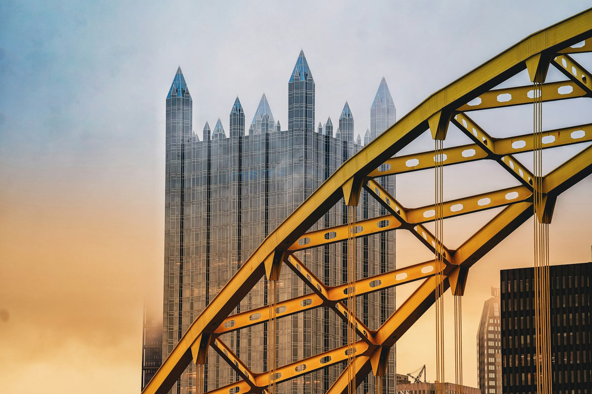 Puente amarillo y rascacielos de Pittsburgh