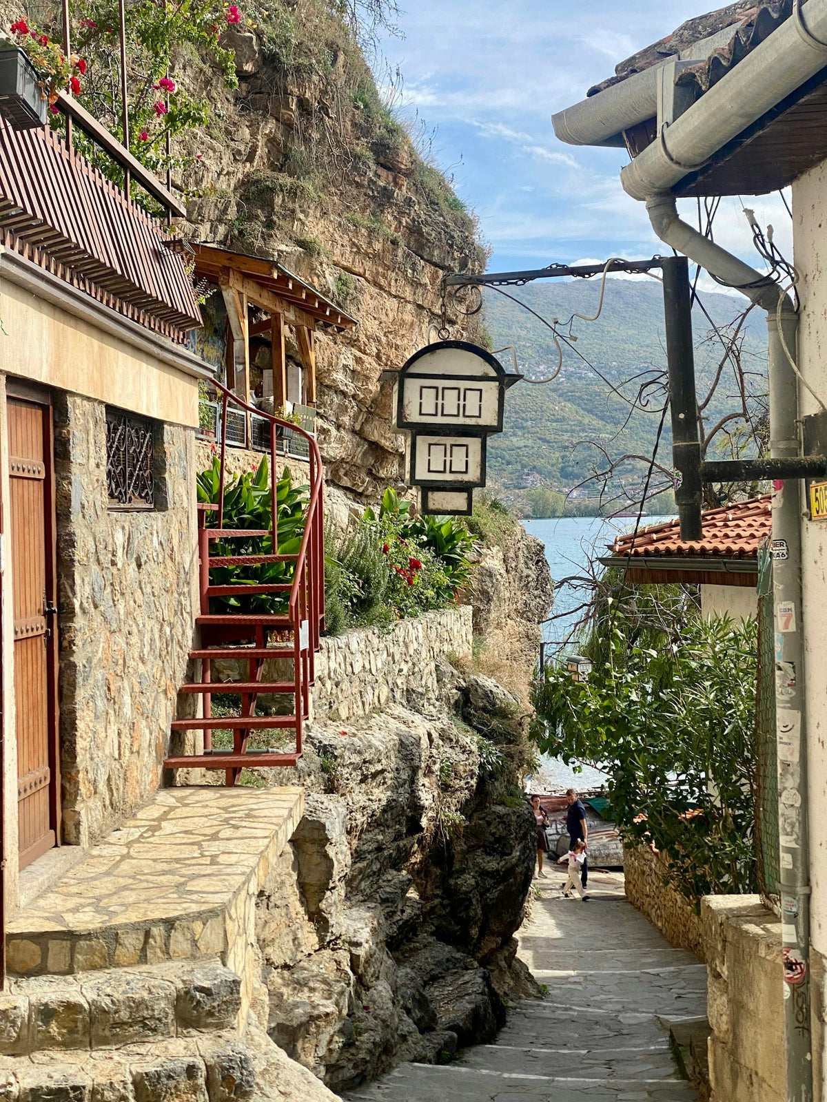 Calle empedrada del casco antiguo de Ohrid