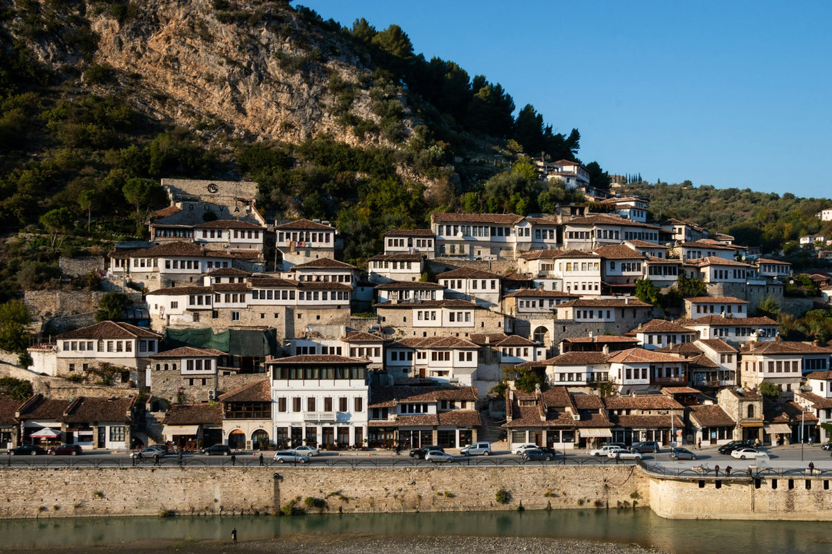 Casas otomanas de Berat en la ladera