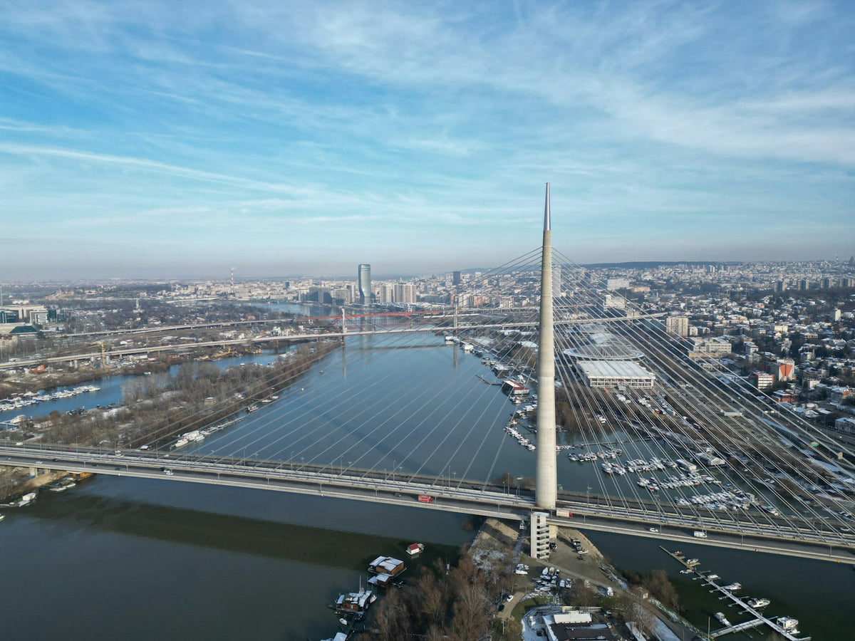 Puente sobre el río en Belgrado
