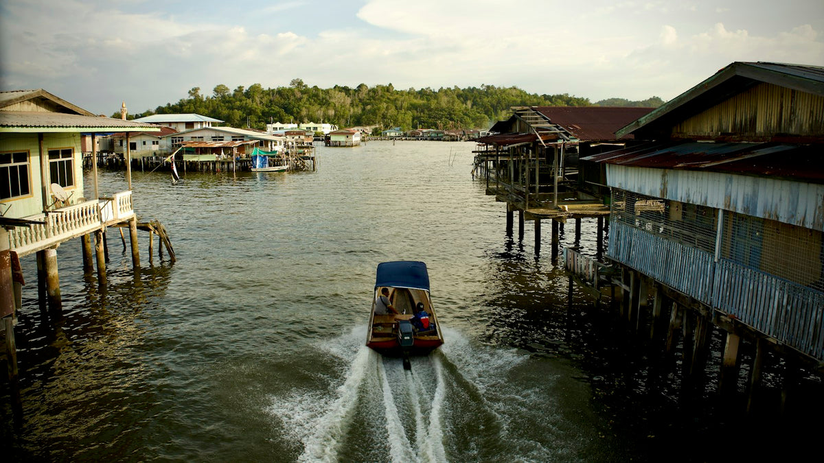 Barca en el río junto a Kampong Ayer