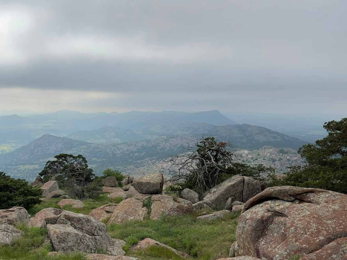 Montes Wichita desde un mirador rocoso