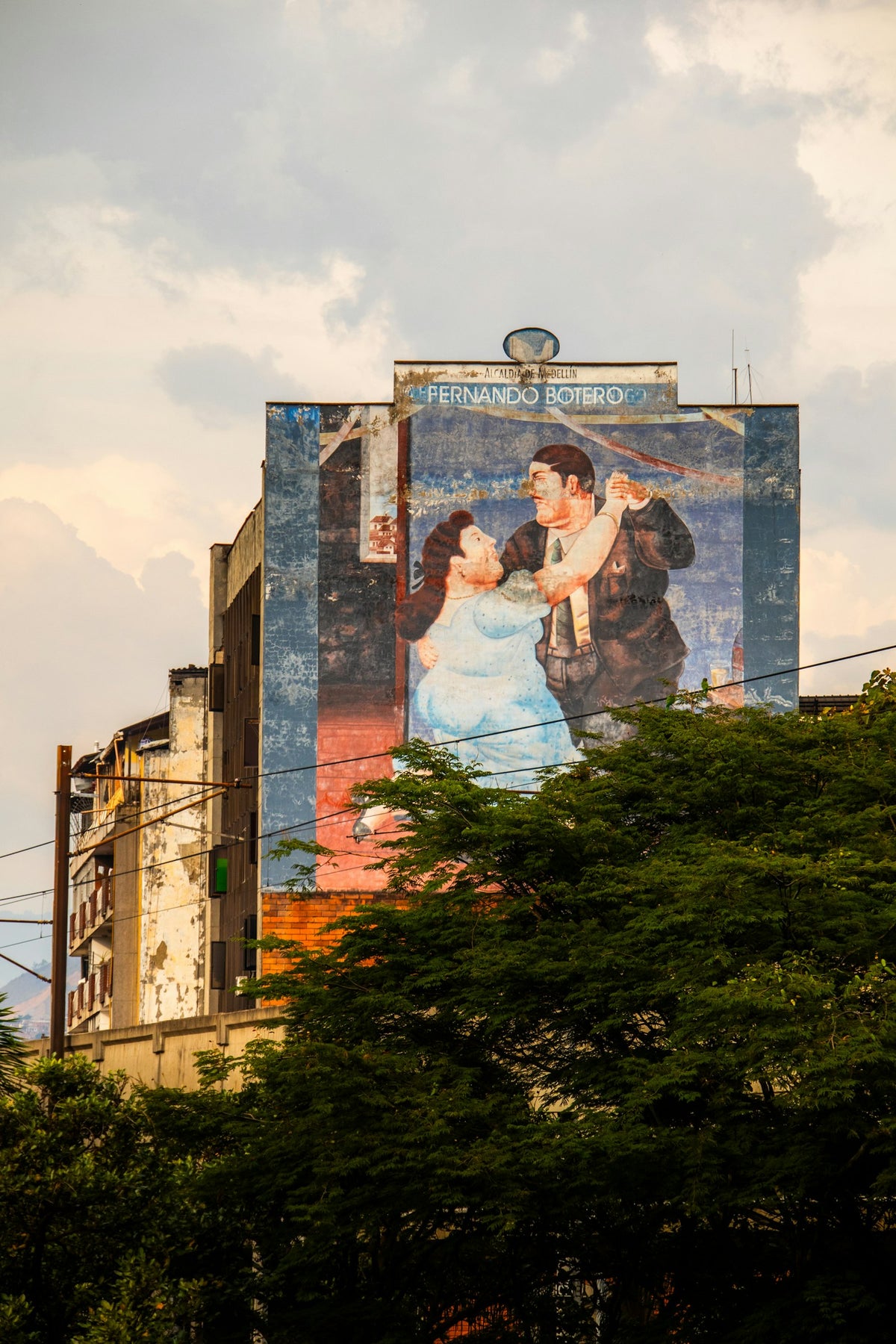 Gran mural urbano en una fachada