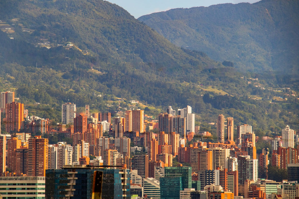 Medellín con montañas al fondo