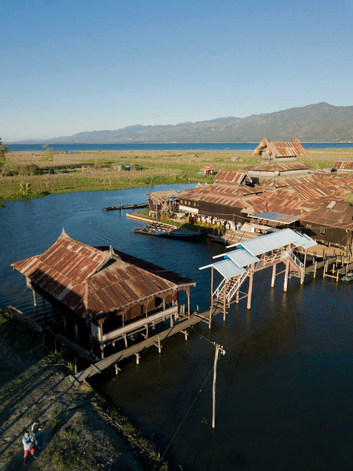 Casas sobre pilotes en el lago Inle