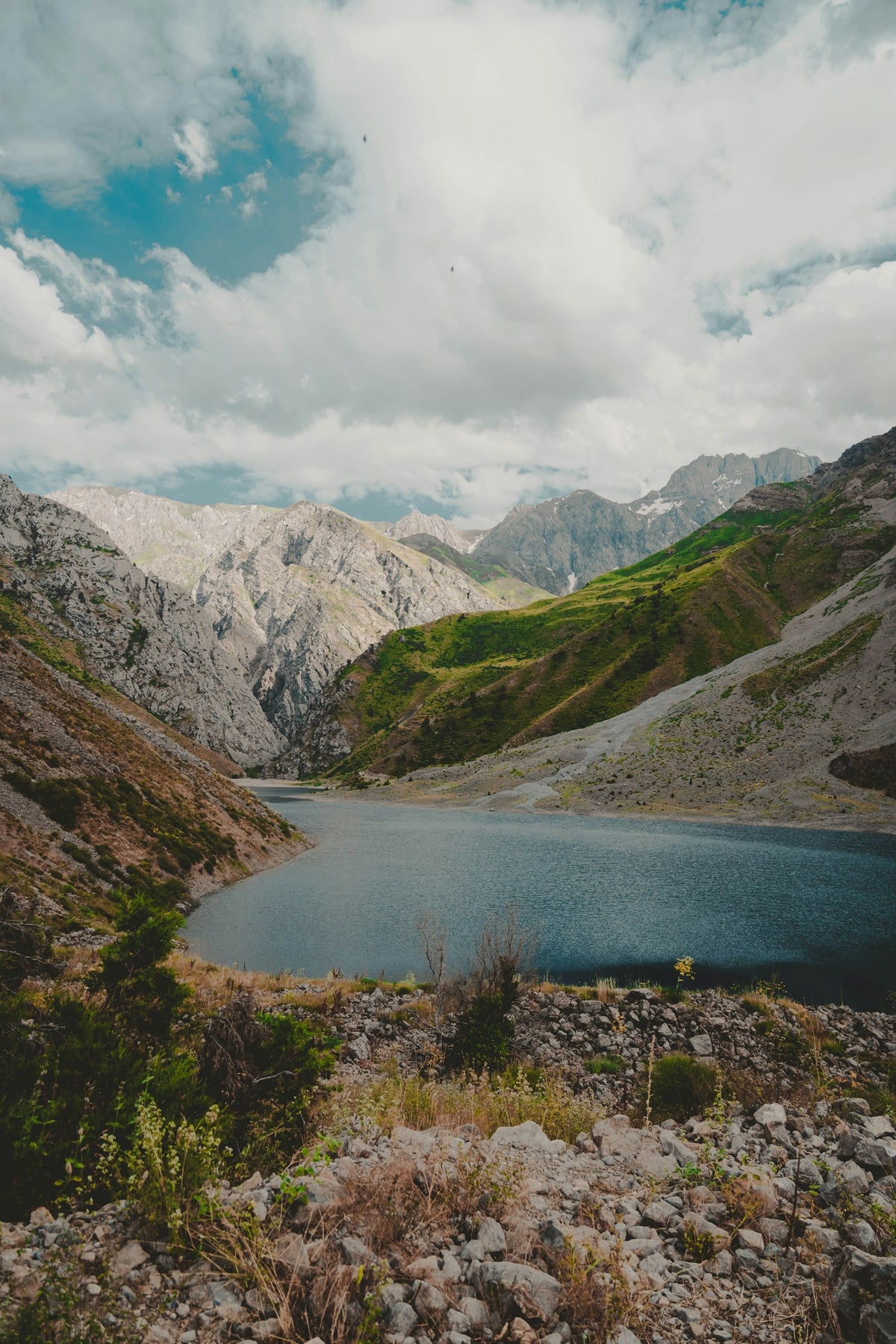 Lago entre montañas en Uzbekistán