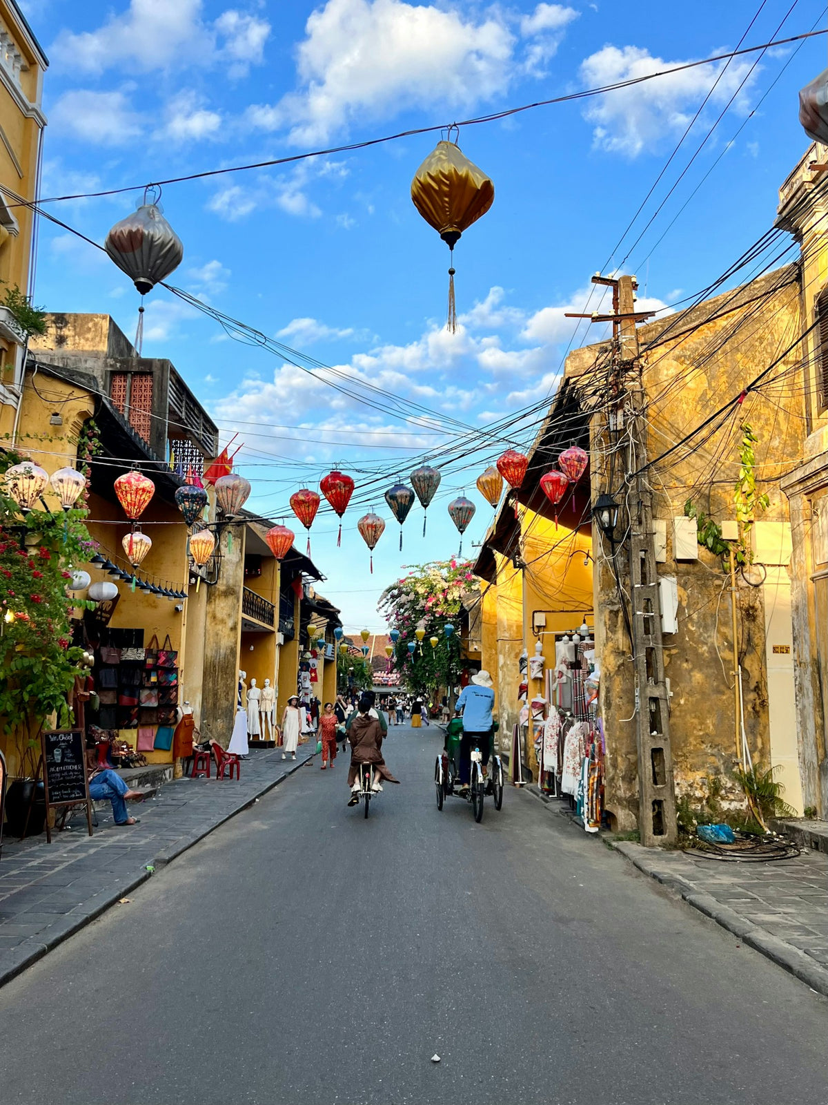 Calle de casas amarillas en Hoi An