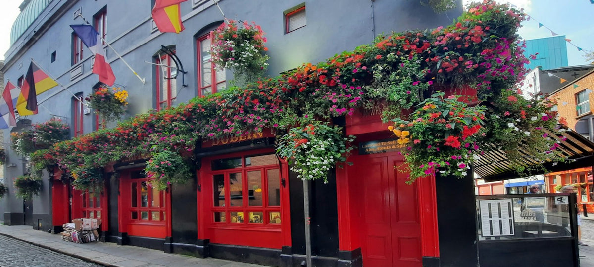 Pubs con flores en Temple Bar, Dublín