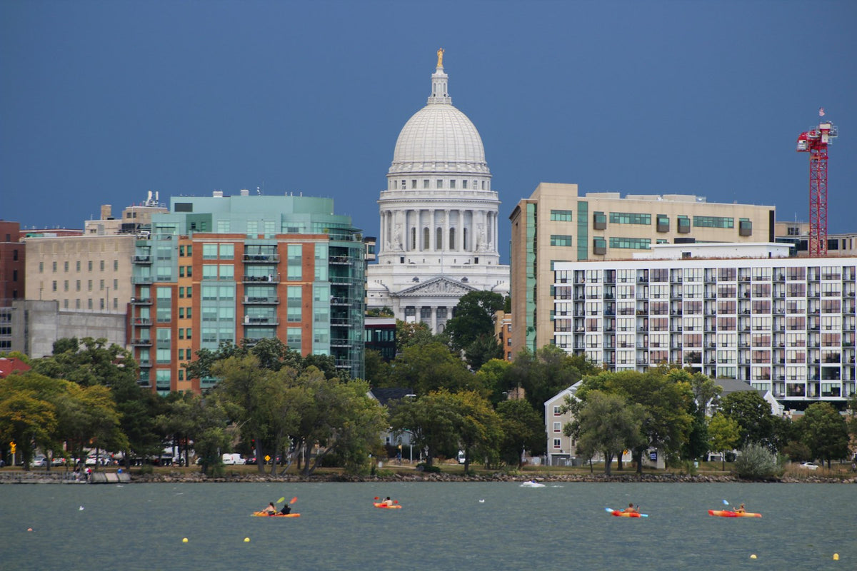Capitolio de Wisconsin en Madison desde el lago