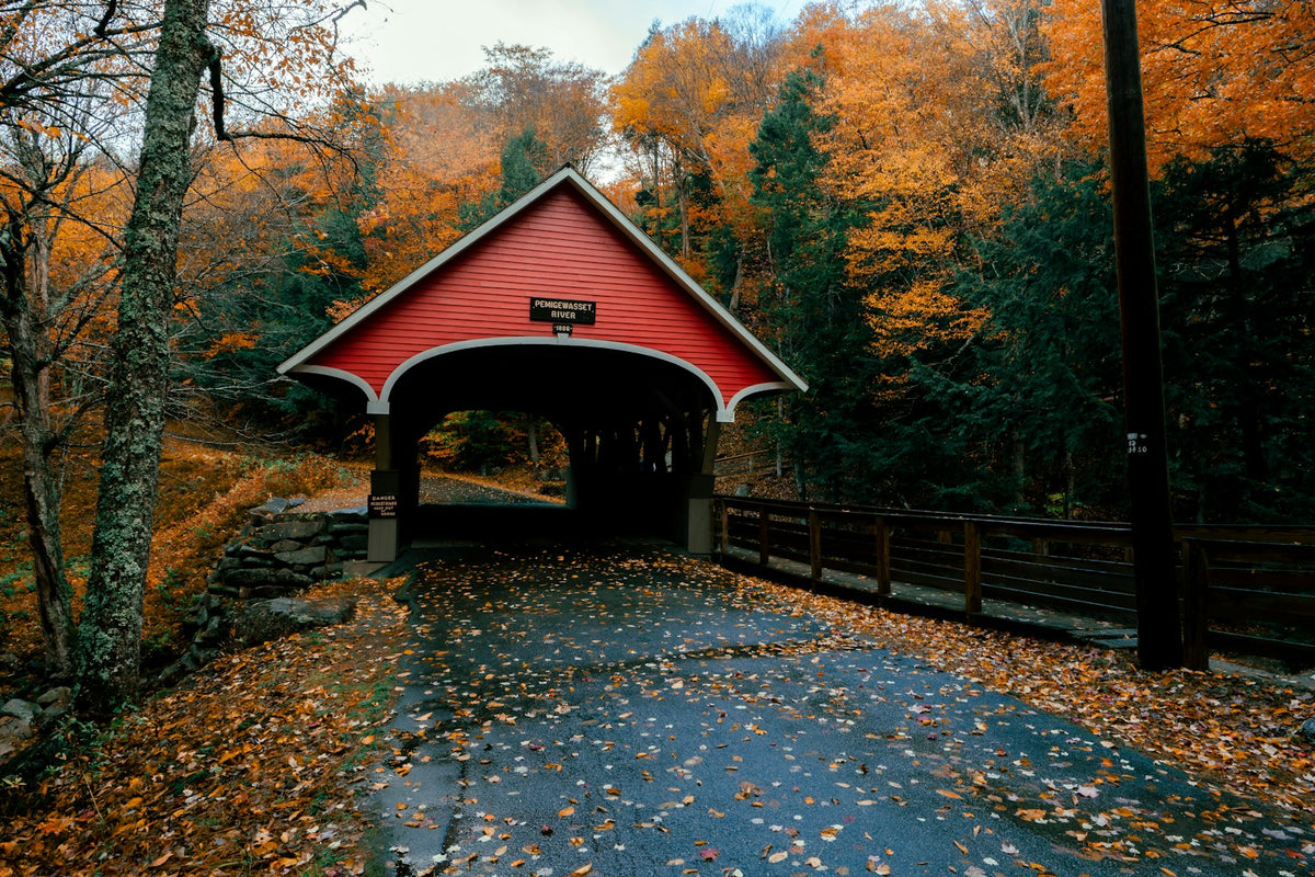 Puente cubierto de madera en otoño