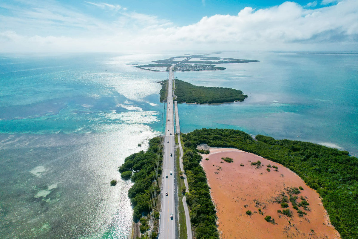 Carretera sobre el mar en los Cayos