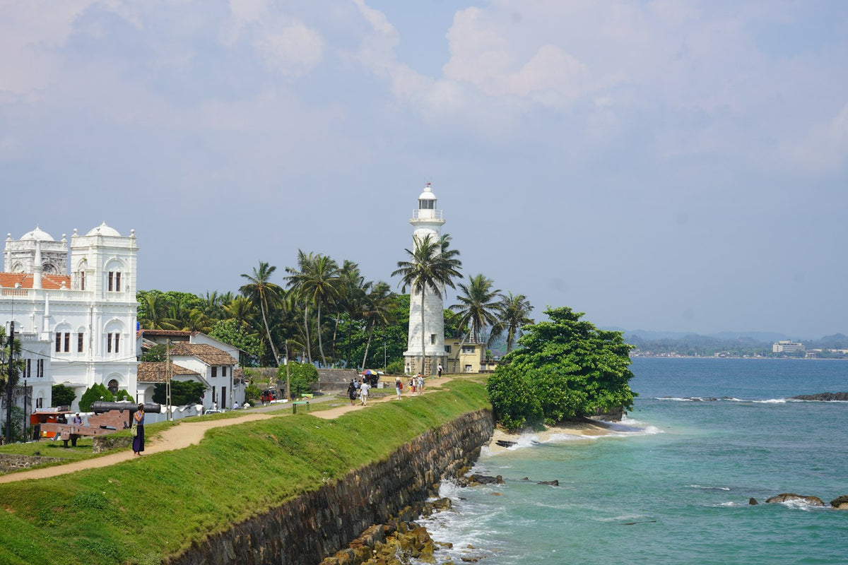 Faro y murallas del fuerte de Galle