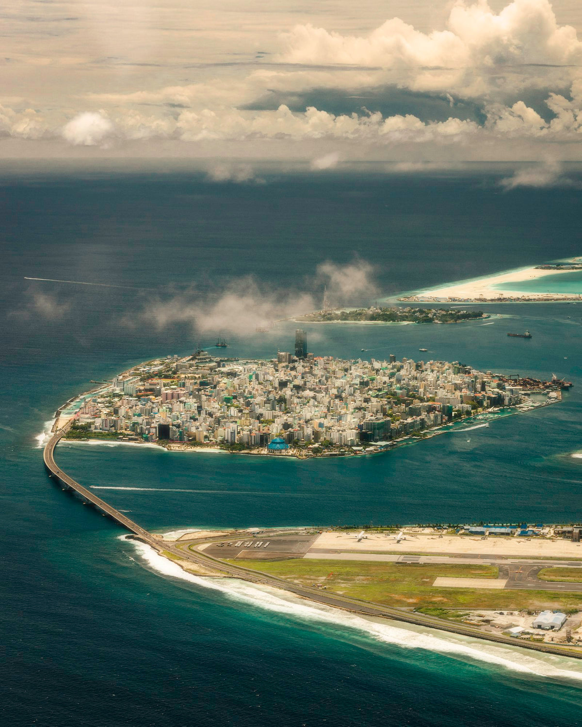 Vista aérea de Malé rodeada por el océano