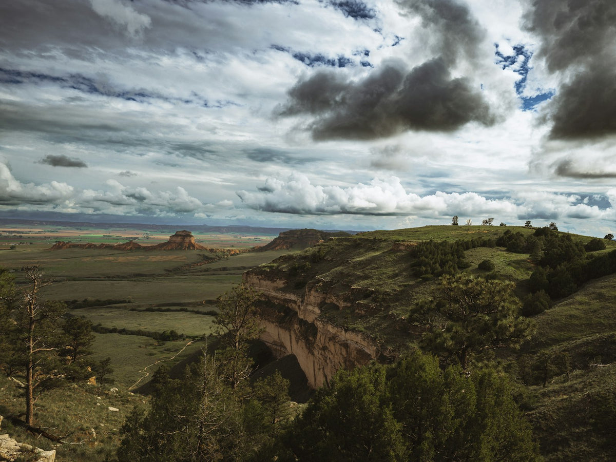 Paisaje de Scotts Bluff bajo cielo de tormenta