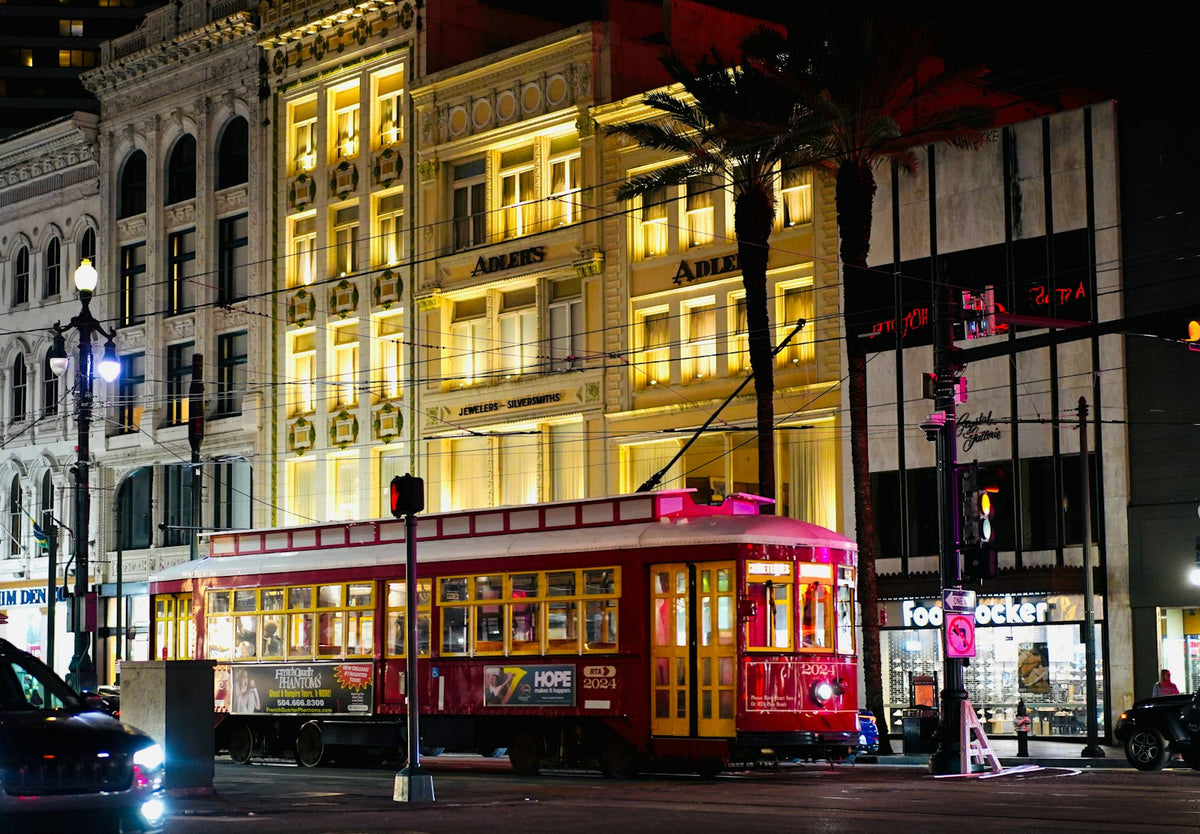 Tranvía rojo de Nueva Orleans de noche