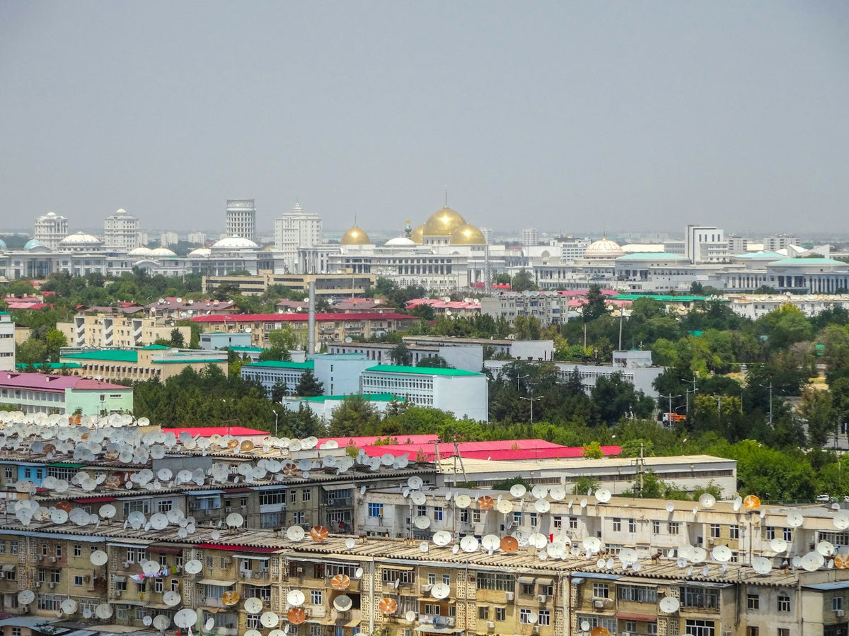 Asjabad con sus edificios blancos y cúpulas doradas