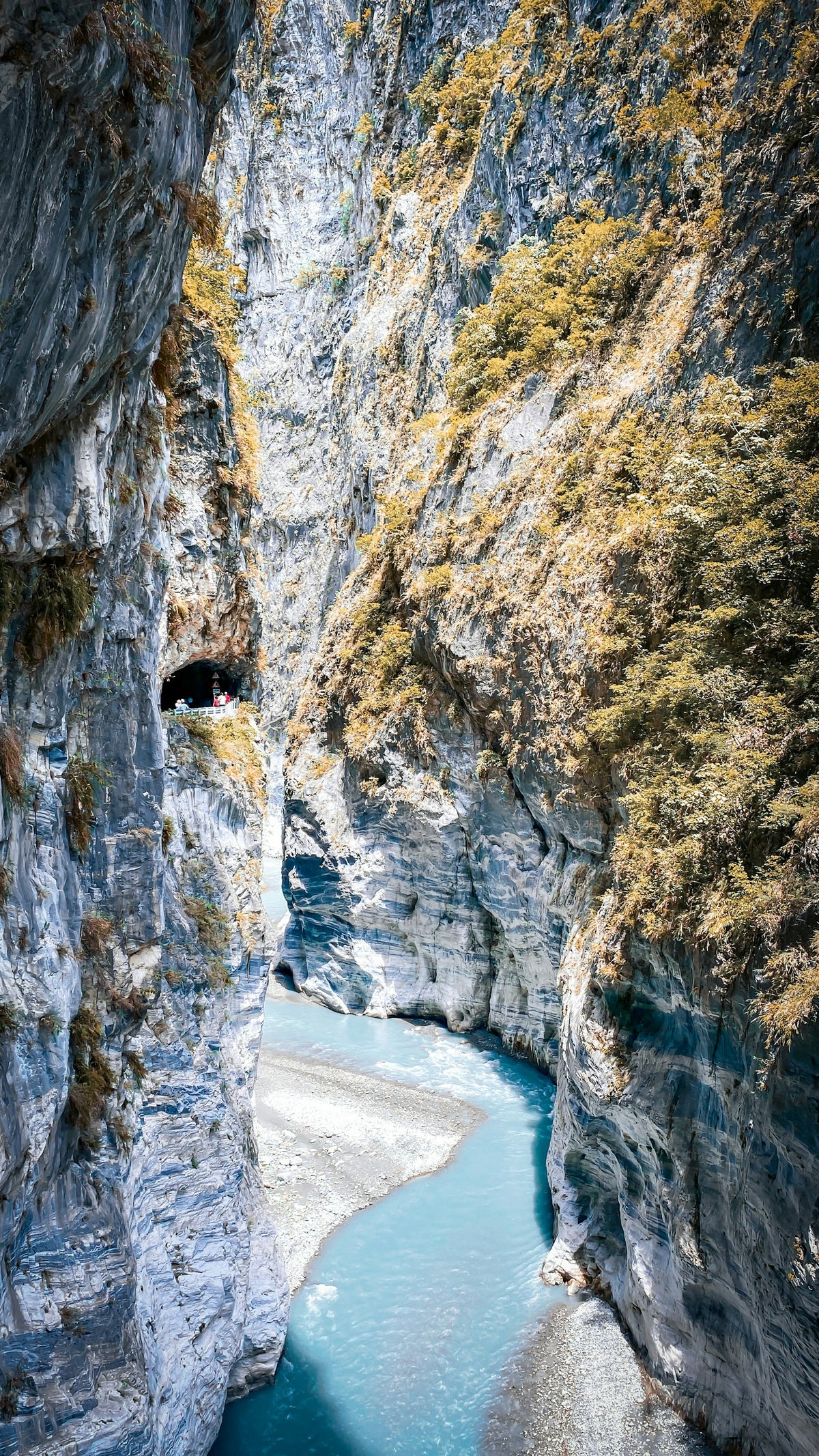 Río turquesa en la garganta de Taroko