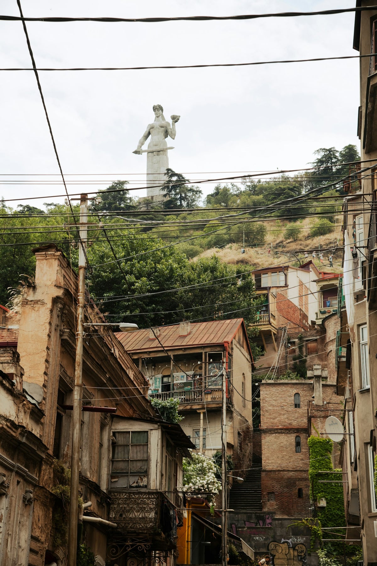 Estatua de la Madre Georgia sobre Tiflis